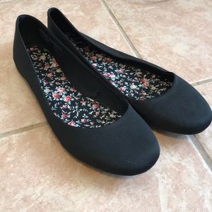 Adorable black flats! Size 11. Never been worn.